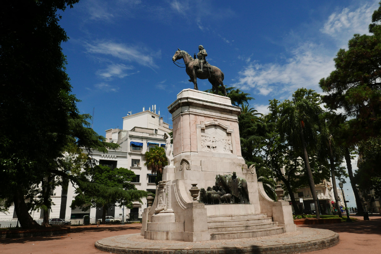 Top 5 Passeios de Um Dia Saindo de Montevidéu Montevidéu, a capital charmosa e culturalmente…