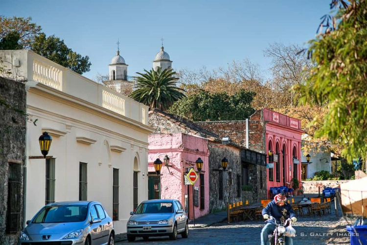 Colônia del Sacramento, com seu charme colonial e ruas de paralelepípedos, é um destino perfeito…