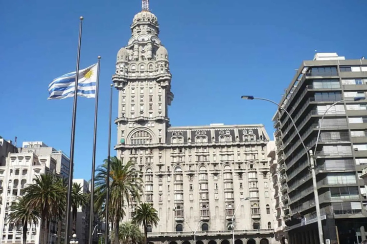O Palácio Salvo é um dos edifícios mais emblemáticos de Montevidéu, com uma arquitetura que…