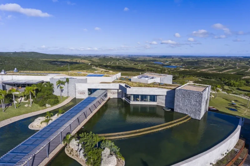 No coração do Uruguai, entre colinas suaves e a brisa do Atlântico, está a Bodega…