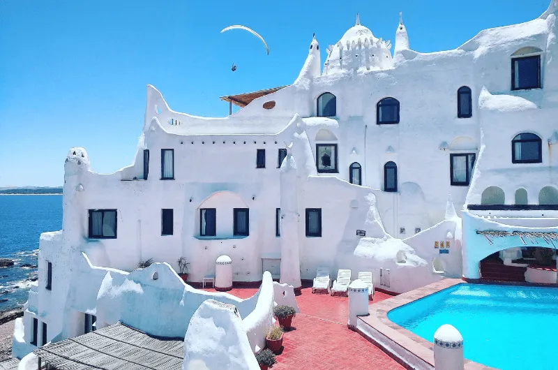 Poucos lugares no mundo conseguem unir arte, arquitetura e paisagem natural de forma tão harmoniosa…