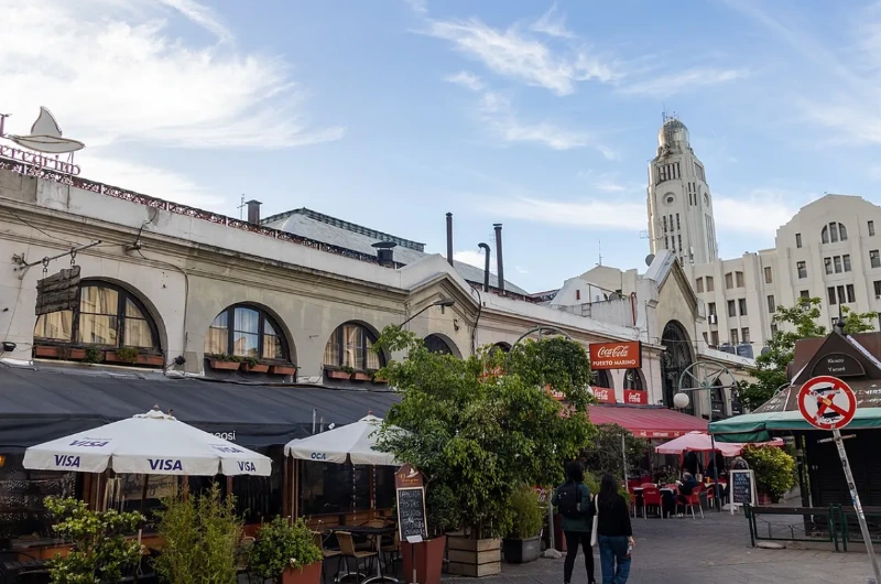 Montevidéu, capital do Uruguai, é uma cidade que encanta os visitantes com sua atmosfera acolhedora,…