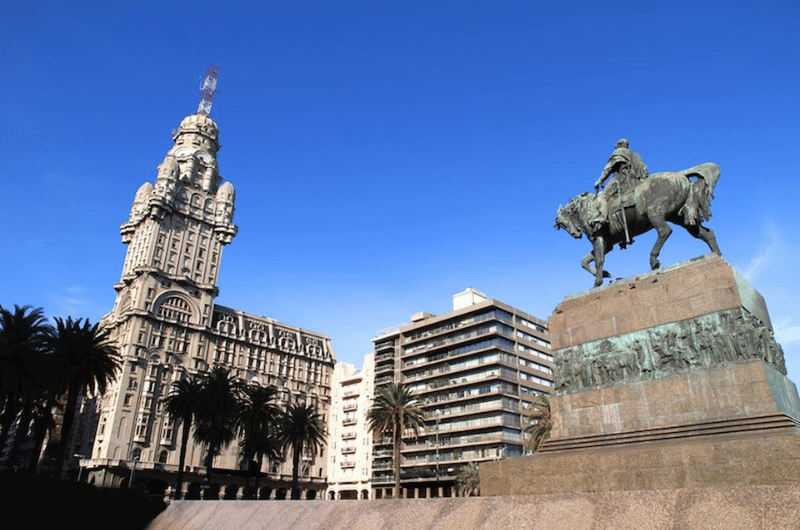 Montevidéu, a vibrante capital uruguaia, é uma cidade onde o passado e o presente se…