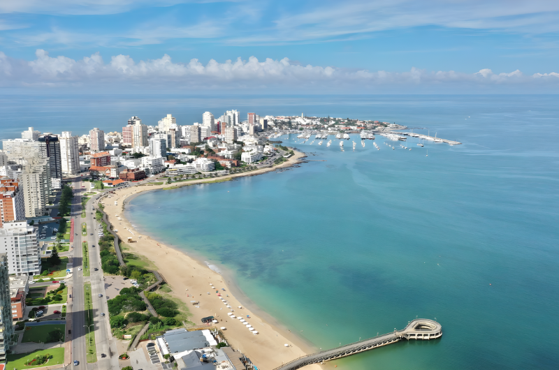 Punta del Este, um dos destinos mais desejados da América do Sul, é famosa por…